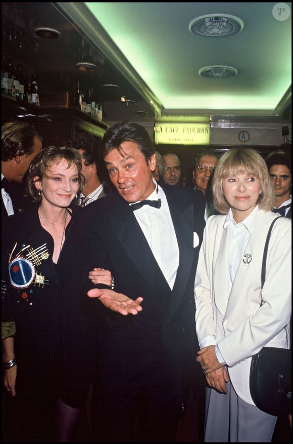 Patricia Kaas, Alain Delon et Mireille Darc lors de la soirée pour le lancement du champagne Alain Delon à Paris 1990. 
©ANGELI-RINDOFF / BESTIMAGE