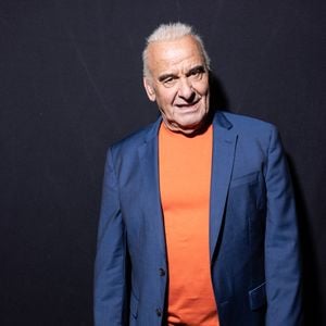 Exclusif - Michel Fugain en backstage lors de l'enregistrement de l'émission "La Boîte à secrets", présentée par Faustine Bollaert et diffusée le 17 octobre sur France 3, dans les studios du Lendit à Saint-Denis, France, le 23 septembre 2025. © Cyril Moreau/Bestimage