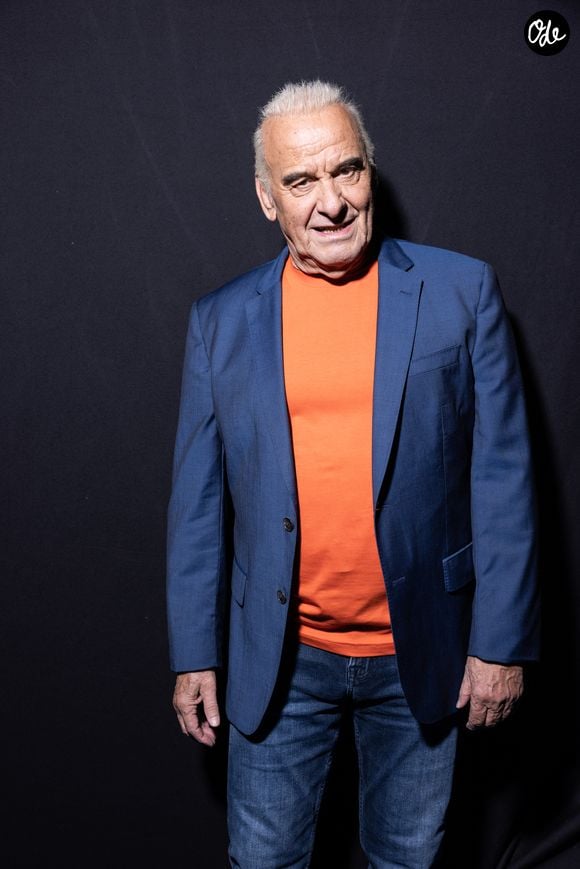 Exclusif - Michel Fugain en backstage lors de l'enregistrement de l'émission "La Boîte à secrets", présentée par Faustine Bollaert et diffusée le 17 octobre sur France 3, dans les studios du Lendit à Saint-Denis, France, le 23 septembre 2025. © Cyril Moreau/Bestimage