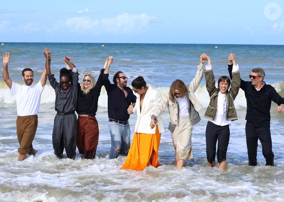 La présidente des membres du jury Golshifteh Farahani entourée de Benjamin Millepied, Philippine Leroy-Beaulieu, Thomas Cailley, Emilie Tronche, Eye Haidara, Katell Quillevere et Vincent Macaigne lors du photocall des membres du jury lors du 51e Festival du Cinéma Américain de Deauville le 8 septembre 2025. © Denis Guignebourg/Bestimage