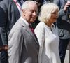 Pas de restaurant en amoureux pour l'occasion mais un beau clin d'oeil de la reine consort
Le roi Charles III d'Angleterre et Camilla Parker Bowles, reine consort d'Angleterre, se promènent sur la Piazza San Francesco à Ravenne, lors de leur voyage officiel en Italie, le 10 avril 2025. Zuma Press / Bestimage