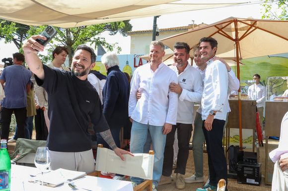 Les Chefs à Saint-Tropez fêtent les producteurs 2025 - Inauguration de la 5e édition,  les Chefs et les producteurs se retrouvent sur la place des Lices à Saint-Tropez, le 3 mai 2025. Le chef pâtissier Cedric Grolet Président du Jury du concours de Patisserie - La Tropezienne. ©Jean-Marc Lhomer / Bestimage.