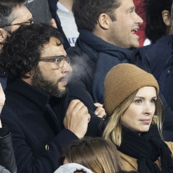 Maxim Nucci (Yodelice) et sa compagne Isabelle Ithurburu dans les tribunes lors du match de rugby du Tournoi des 6 Nations opposant la France à l'Angleterre au stade de France, à Saint-Denis, Seine Saint-Denis, France, le 19 mars 2022. © Cyril Moreau/Bestimage