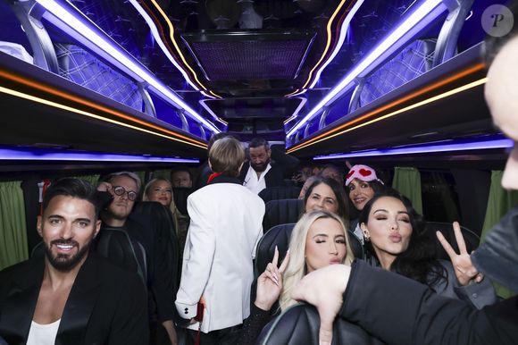 Exclusif - Nabilla et Thomas Vergara, Isabelle Morini-Bosc, Kelly Vedovelli, Cyril Hanouna, Raymond Aabou, Gilles Verdez, Polska, Bernar Montiel, Valérie Bénaïm, Guillaume Genton, Géraldine Maillet - Les chroniqueurs et les invités quittent la dernière émission "Touche pas à mon poste" (TPMP) en bus pour se rendre devant le siège du groupe M6 à Neuilly-sur-Seine le 27 février 2025. © Jack Tribeca/Bestimage