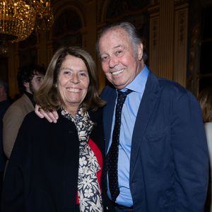 Père de Fanny, Elsa et Tom, qu’il a eus avec la journaliste Béatrice Malicet, Michel Leeb a le bonheur d’être l’heureux grand-père de Gaïa, née le 8 octobre 2021, et de Marlon, né le 8 mai 2023, tous deux fruits des amours de sa fille Elsa avec son mari Allan Asle.

Michel Leeb et sa femme - Rachida Dati remet à Chantal Ladesou les insignes de Chevalier de la Légion d'Honneur au ministère de la Culture à Paris le 2 février 2026. © Cyril Moreau / Bestimage