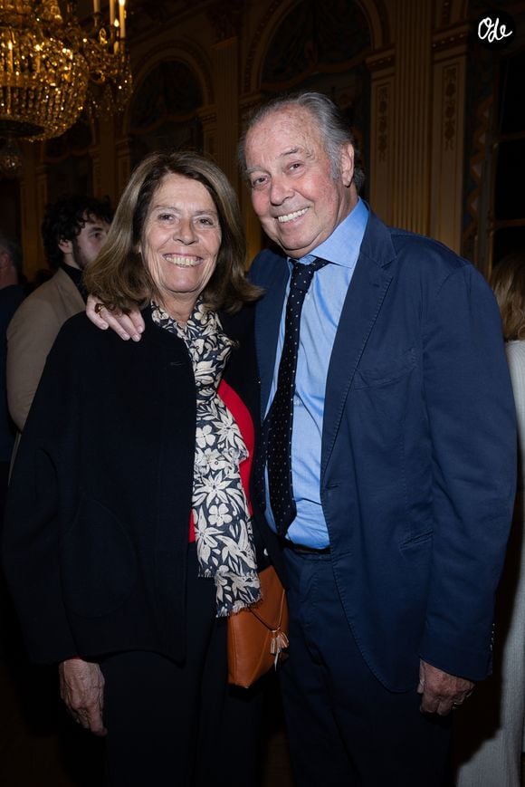 Père de Fanny, Elsa et Tom, qu’il a eus avec la journaliste Béatrice Malicet, Michel Leeb a le bonheur d’être l’heureux grand-père de Gaïa, née le 8 octobre 2021, et de Marlon, né le 8 mai 2023, tous deux fruits des amours de sa fille Elsa avec son mari Allan Asle.

Michel Leeb et sa femme - Rachida Dati remet à Chantal Ladesou les insignes de Chevalier de la Légion d'Honneur au ministère de la Culture à Paris le 2 février 2026. © Cyril Moreau / Bestimage