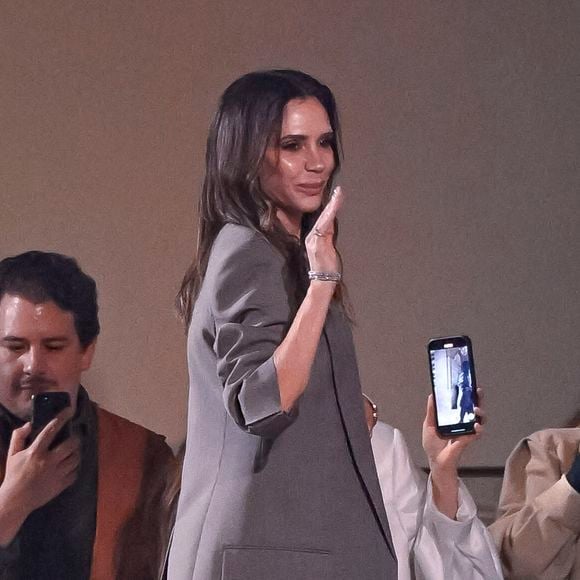 Les félicitations étaient de mise pour Victoria Beckham qui a eu la chance de pouvoir présenter la nouvelle collection de sa marque de vêtements au Val-de-Grâce, à l’occasion de la Fashion Week de Paris.

Victoria Beckham sur le podium du défilé Victoria Beckham dans le cadre de la Fashion Week printemps/été de Paris qui s'est tenue au Val-de-Grâce en octobre à Paris, France. © Bestimage