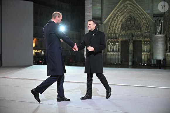 Le prince britannique William, prince de Galles, est accueilli par le président français Emmanuel Macron lors de la cérémonie d'accueil de la réouverture officielle de la cathédrale Notre-Dame de Paris, en France, le 7 décembre 2024, après plus de cinq ans de travaux de reconstruction suite à l'incendie d'avril 2019.