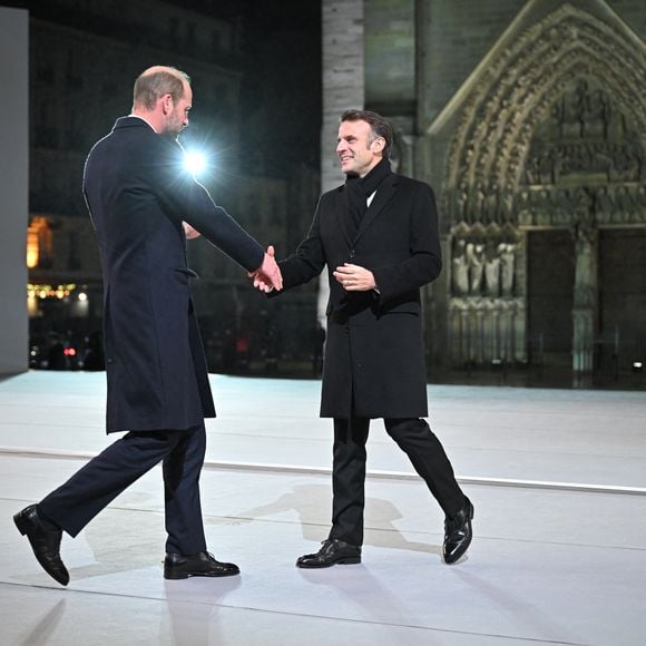 Le prince britannique William, prince de Galles, est accueilli par le président français Emmanuel Macron lors de la cérémonie d'accueil de la réouverture officielle de la cathédrale Notre-Dame de Paris, en France, le 7 décembre 2024, après plus de cinq ans de travaux de reconstruction suite à l'incendie d'avril 2019.