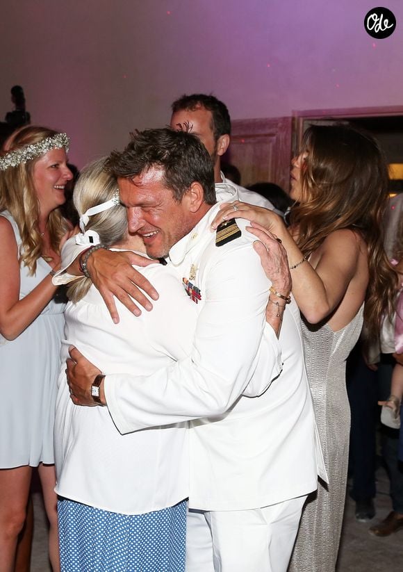 Il raconte notamment une anecdote amusante concernant un appel répété de son père pour lui proposer d’aller au restaurant.

 Catherine Allégret et son fils Benjamin Castaldi - Soirée de mariage de Benjamin Castaldi et Aurore Aleman au Mas de La Rose à Eygalières, le 27 août 2016. © Jacovides-Moreau/Bestimage
