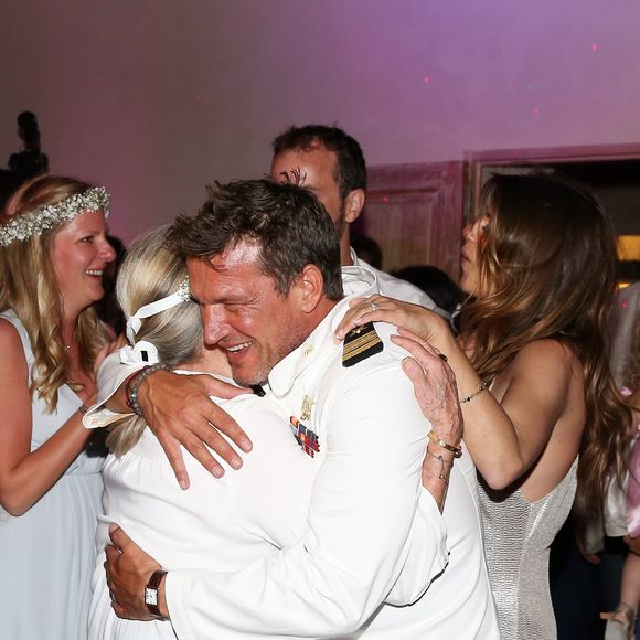 Il raconte notamment une anecdote amusante concernant un appel répété de son père pour lui proposer d’aller au restaurant.

 Catherine Allégret et son fils Benjamin Castaldi - Soirée de mariage de Benjamin Castaldi et Aurore Aleman au Mas de La Rose à Eygalières, le 27 août 2016. © Jacovides-Moreau/Bestimage
