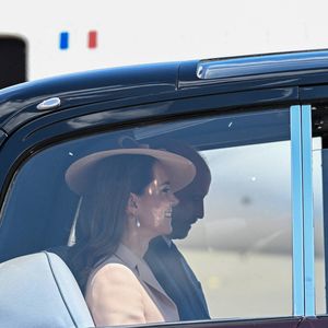 Le prince William, prince de Galles, et Catherine (Kate) Middleton, princesse de Galles, accueillent le couple présidentiel français le président Emmanuel Macron et sa femme la Première Dame Brigitte Macron à l'aéroport Station RAF de Northolt, à Ruislip, Royaume Uni, le 8 juillet 2025. À l'invitation de Leurs Majestés le roi et la reined'Angleterre, le président français et Madame la Première effectueront une visite d'État au Royaume-Uni du 8 au 10 juillet 2025. © Jeanne Accorsini/Pool/Bestimage
