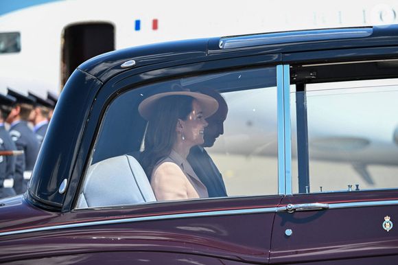 Le prince William, prince de Galles, et Catherine (Kate) Middleton, princesse de Galles, accueillent le couple présidentiel français le président Emmanuel Macron et sa femme la Première Dame Brigitte Macron à l'aéroport Station RAF de Northolt, à Ruislip, Royaume Uni, le 8 juillet 2025. À l'invitation de Leurs Majestés le roi et la reined'Angleterre, le président français et Madame la Première effectueront une visite d'État au Royaume-Uni du 8 au 10 juillet 2025. © Jeanne Accorsini/Pool/Bestimage