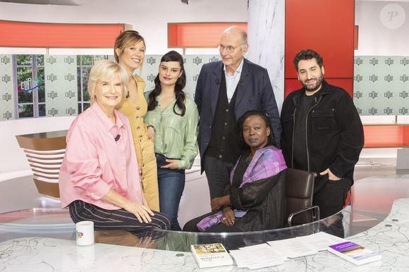 A l'inverse, "si on punit, si on insulte, si on le dévalorise, on va hypertrophier la zone de la punition et qu'il va tout interpréter comme un malheur", poursuit-il.


Exclusif - Catherine Ceylac, Pauline Clavière, Eva Bester, Boris Cyrulnik, Fatou Diome, Mouloud Achour - Enregistrement de l'émission "Clique", présentée par M.Achour et diffusée en clair sur Canal + le 7 mars 2021. Le 5 mars 2021
© Jack Tribeca / Bestimage