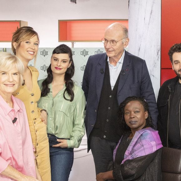 A l'inverse, "si on punit, si on insulte, si on le dévalorise, on va hypertrophier la zone de la punition et qu'il va tout interpréter comme un malheur", poursuit-il.


Exclusif - Catherine Ceylac, Pauline Clavière, Eva Bester, Boris Cyrulnik, Fatou Diome, Mouloud Achour - Enregistrement de l'émission "Clique", présentée par M.Achour et diffusée en clair sur Canal + le 7 mars 2021. Le 5 mars 2021
© Jack Tribeca / Bestimage