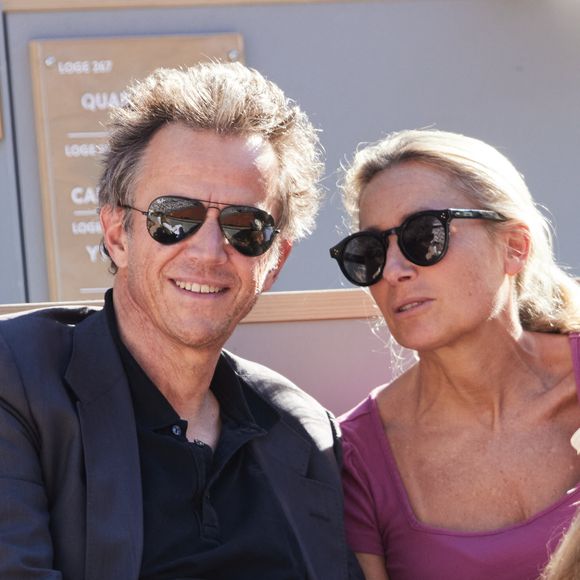 Les raisons de son potentiel départ ?  Des audiences "déclinantes" ces deux dernières saisons mais aussi le fait que beaucoup de politiques ne souhaiteraient plus venir chez elle

Anne-Sophie Lapix et son mari Arthur Sadoun - Célébrités dans les tribunes des Internationaux de France de tennis de Roland Garros 2024 à Paris le 7 juin 2024.  © Jacovides-Moreau/Bestimage