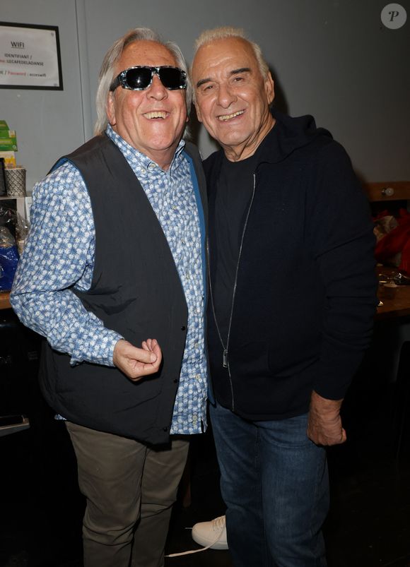 Exclusif - Gilbert Montagné et Michel Fugain - Claude Lemesle reçoit la cravate des arts et des lettres des mains de G. Davoust lors de son concert au Café de la Gare à l'occasion de son 80ème anniversaire à Paris le 12 octobre 2025. Claude Lemesle est l'un des plus grands auteurs de chansons françaises de tous les temps. Pas moins d'une centaine des innombrables chansons qu'il a écrites sont devenues des classiques.
© Coadic Guirec/Bestimage