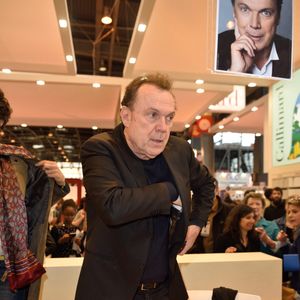 Julien Lepers présent au Salon du Livre de Paris 2017, qui s'est tenu à la Porte de Versailles à Paris, en France, le 25 mars 2017. Photo : Alban Wyters/ABACAPRESS.COM