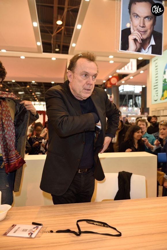 Julien Lepers présent au Salon du Livre de Paris 2017, qui s'est tenu à la Porte de Versailles à Paris, en France, le 25 mars 2017. Photo : Alban Wyters/ABACAPRESS.COM