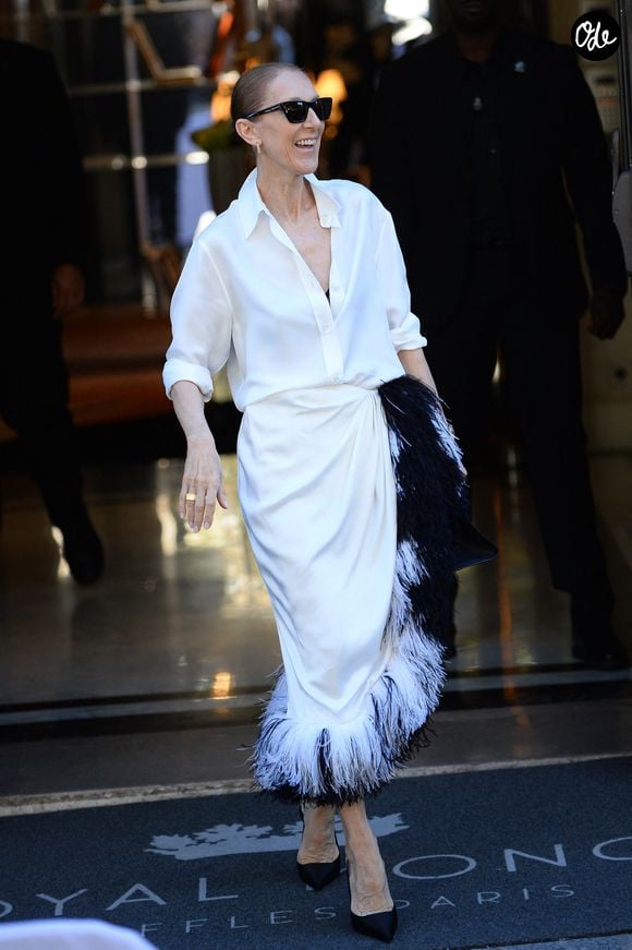 Céline Dion acclamée par ses fans à la sortie de l’hôtel Royal Monceau, avant de se rendre à la Plenitude Arena de Paris La Défense, à Paris, France, le 25 septembre 2026. © Clément Prioli/Bestimage