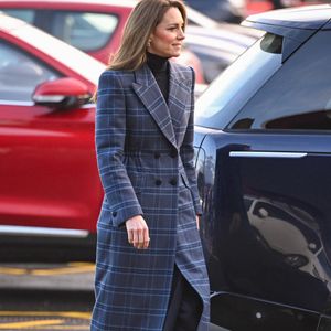 Kate Middleton a attiré l’attention avec un manteau à carreaux rappelant le tartan, clin d’œil à l’Écosse.
Le prince William, prince de Galles, et Catherine (Kate) Middleton, princesse de Galles, arrivent pour visiter l'Académie nationale de curling à Stirling, Royaume Uni, le 20 janvier 2026. Cover Images via ZUMA Press / Bestimage/Bestimage