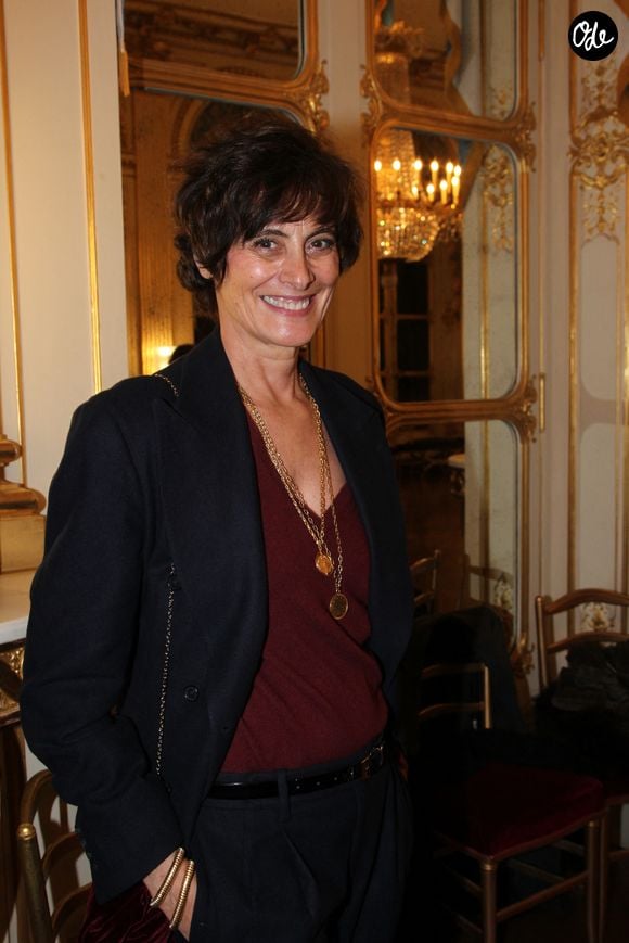 Pour elle, les accessoires sont également essentiels, notamment les chaussures, qu’elle considère comme « la signature qui révèle le plus la personne ».

Inès de La Fressange - Arielle Dombasle est élevée au rang d’Officière de l’ordre des Arts et Lettres au Ministère de la Culture à Paris le 08 Décembre 2025. © Philippe Baldini / Bestimage