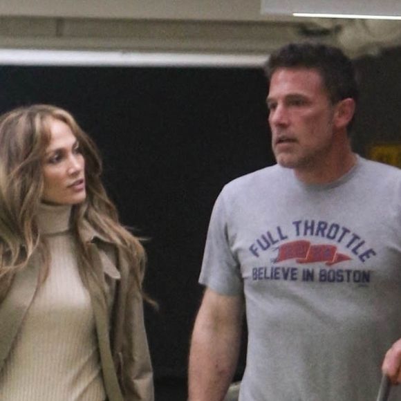 C'est pourtant ce qu'a dû endurer Jennifer Lopez selon nos confrères de Soir Mag.

En plein dans la tourmente d'une rumeur de divorce, Ben Affleck, avec son alliance, et sa femme Jennifer Lopez arrivent au restaurant "BOA Steakhouse" à Los Angeles, mai 2024 Backgrid USA / Bestimage