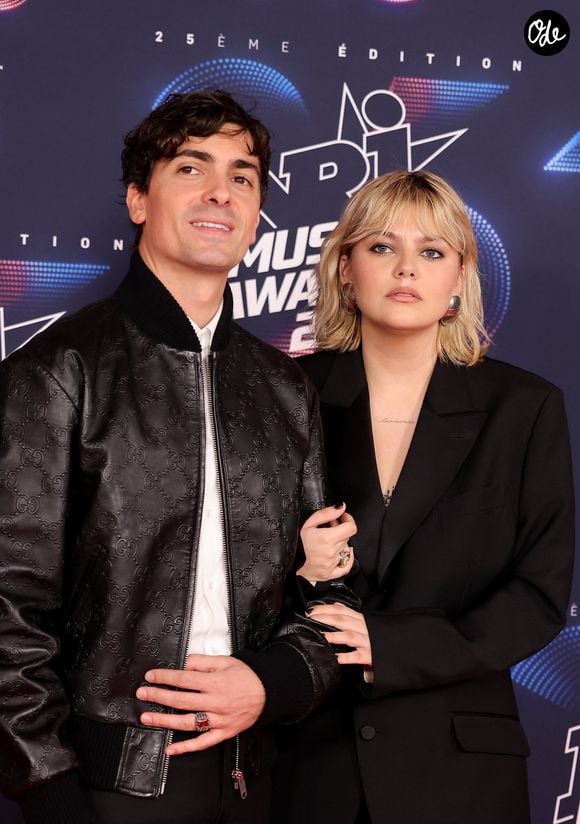 Florian Rossi et sa compagne Louane Emera au photocall de la 25ème cérémonie des "NRJ Music Awards (NMA)" au palais des Festivals et des Congrès de Cannes, France, le 10 novembre 2023. © Dominique Jacovides/Bestimage