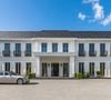 Le parking à l'entrée peut à lui seul accueillir 80 voitures !

L’ancienne propriété de Ben Affleck et Jennifer Lopez à Beverly Hills s’étend sur près de deux hectares. La résidence compte 12 chambres, 24 salles de bains, une piscine à débordement, un vaste complexe sportif et un garage pouvant accueillir 12 voitures. Crédit photo : Simon Berlyn.