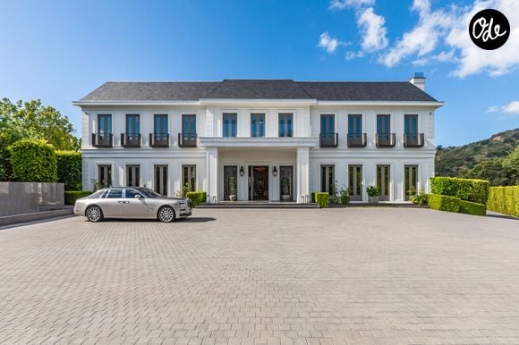 Le parking à l'entrée peut à lui seul accueillir 80 voitures !

L’ancienne propriété de Ben Affleck et Jennifer Lopez à Beverly Hills s’étend sur près de deux hectares. La résidence compte 12 chambres, 24 salles de bains, une piscine à débordement, un vaste complexe sportif et un garage pouvant accueillir 12 voitures. Crédit photo : Simon Berlyn.