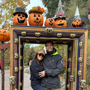 Juste après sa dernière apparition sur TF1, qu'elle quitte au bout de 13 ans de services, Karine Ferri a profité d'un bon moment en famille. 

Karine Ferri et Yoann Gourcuff à Disneyland