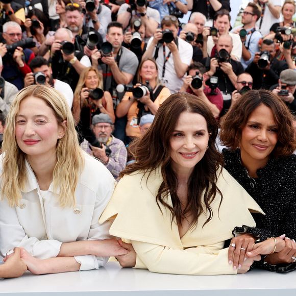Payal Kapadia, Alba Rohrwacher, la présidente du jury Juliette Binoche, Halle Berry, Leïla Slimani - Photocall du jury des longs métrages lors du 78ème Festival International du Film de Cannes, le 13 mai 2025. 
© Jacovides / Moreau / Bestimage