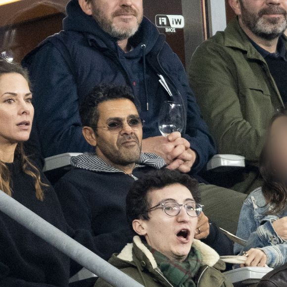 Jamel Debbouze avec sa femme Mélissa Theuriau et leur fille Lila Debbouze - Célébrités dans les tribunes du quart de finale de la Ligue des Nations de l'UEFA 2025 "France - Croatie (2-0 / tab 5-4)" au Stade de France à Saint-Denis le 23 mars 2025. © Cyril Moreau/Bestimage