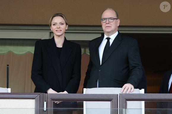La princesse Charlene de Monaco et le prince Albert II de Monaco ont assisté, en compagnie de Gareth Wittstock, Tendai Mtawarian, le parrain de cette édition, et Thierry Dantez, le vice président de la fédération de rugby monégasque, à la finale de la 13eme éditon du Tournoi Saint Devote de rugby au Stade Louis II de Monaco, le 26 avril 2025. © Claudia Albuquerque / Bestimage