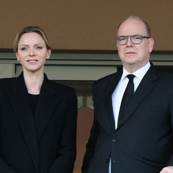 La princesse Charlene de Monaco et le prince Albert II de Monaco ont assisté, en compagnie de Gareth Wittstock, Tendai Mtawarian, le parrain de cette édition, et Thierry Dantez, le vice président de la fédération de rugby monégasque, à la finale de la 13eme éditon du Tournoi Saint Devote de rugby au Stade Louis II de Monaco, le 26 avril 2025. © Claudia Albuquerque / Bestimage