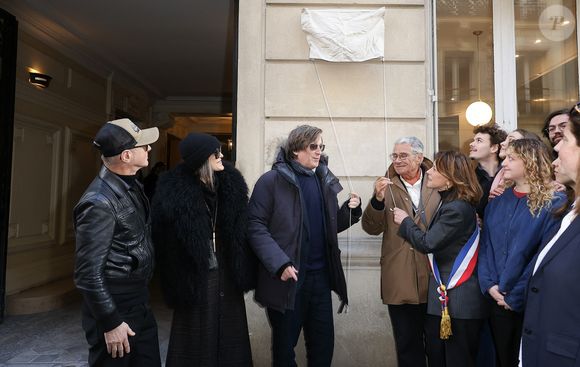 Étienne Daho, Thomas Dutronc, Jean-Marie Périer et Delphine Bürkli (maire du 9ème arrondissement de Paris) - Dévoilement d'une plaque commémorative en hommage à Françoise Hardy (veille de ce qui aurait été le 82ème anniversaire) apposée sur la façade du 24 rue d'Aumale à Paris, France, le 16 janvier 2026, où la chanteuse a vécu son enfance et son adolescence jusqu'à ses premiers succès. En présence des élèves du département théâtre et jazz du Conservatoire municipal Nadia et Lili Boulanger. © Coadic Guirec/Bestimage