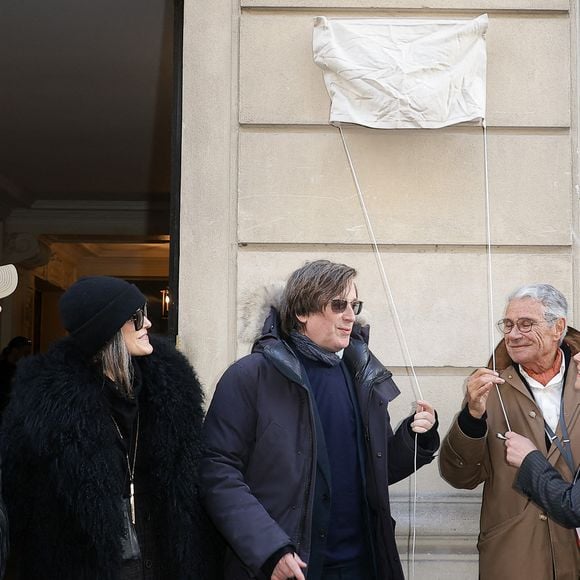 Étienne Daho, Thomas Dutronc, Jean-Marie Périer et Delphine Bürkli (maire du 9ème arrondissement de Paris) - Dévoilement d'une plaque commémorative en hommage à Françoise Hardy (veille de ce qui aurait été le 82ème anniversaire) apposée sur la façade du 24 rue d'Aumale à Paris, France, le 16 janvier 2026, où la chanteuse a vécu son enfance et son adolescence jusqu'à ses premiers succès. En présence des élèves du département théâtre et jazz du Conservatoire municipal Nadia et Lili Boulanger. © Coadic Guirec/Bestimage