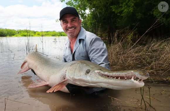 Il est né en Haute-Savoie, a fait ses études aux Etats-Unis.

Cyril Chauquet, figure de RMC Découverte.