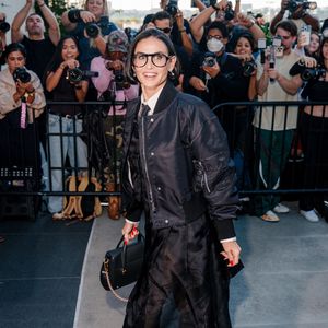 Demi Moore assiste au défilé Thom Browne, dans le cadre de la collection prêt-à-porter (RTW) printemps/été 2027, organisé au The Shed, à Hudson Yards, à New York.