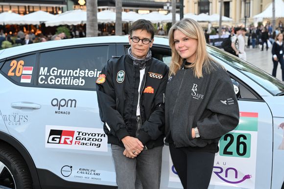 Camille Gottlieb, la fille de la princesse Stéphanie et de Jean Raymond Gottlieb, est au départ du 9ème E-Rallye de Monte-Carlo, en tant que co-pilote de son amie Margaux Grundstein au volant d'une volvo, sur la place du Casino à Monaco, le 15 octobre 2025. © Bruno Bebert / Bestimage