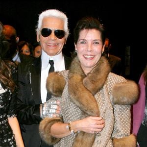 Le Manoir du Mée, situé à 50 minutes de Paris, est une élégante demeure du XVIIIe siècle de 500 m² ayant appartenu à Karl Lagerfeld et à la princesse Caroline de Monaco.
Karl Lagerfeld et la princesse Caroline de Hanovre – défilé Paris, Monte-Carlo pour présenter la nouvelle collection Croisière de Chanel, à l’Opéra Garnier de Monaco dans le cadre des Nijinsky Awards. OLIVIER BORDE / BESTIMAGE