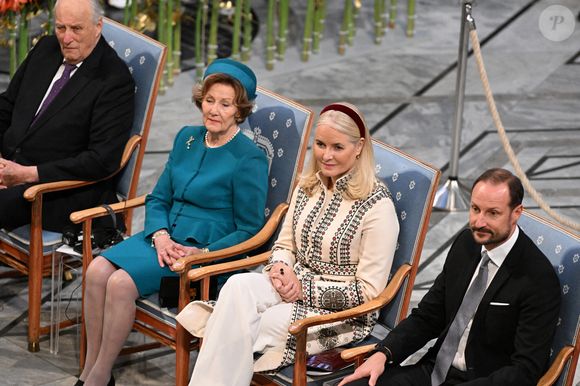 Malgré son âge avancé, Sonja Haraldsen est réputée pour son dynamisme et son implication constante dans les activités royales...

Le roi Harald, la reine Sonja, la princesse héritière Mette-Marit et le prince héritier Haakon assistent à la cérémonie de remise du prix Nobel de la paix au lauréat Nihon Hidankyo (Confédération japonaise des organisations de victimes des bombes A et H) le 10 décembre 2024 à l'Institut du prix Nobel de la paix à Oslo, en Norvège. Photo par Paul Treadway/ UPI/ABACAPRESS.COM
