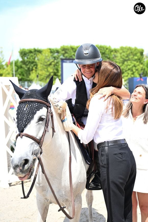 Giulia Sarkozy sur Valentine et sa mère Carla Bruni lors de la coupe Kids Cup L'Envol lors du Longines Paris Eiffel Jumping le 20 juin 2025 © Perusseau / Veeren / Bestimage