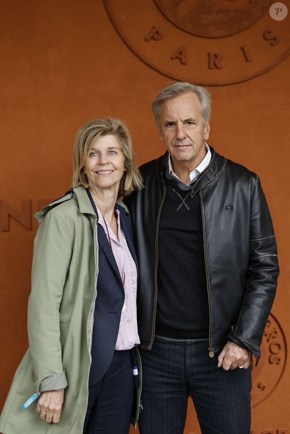 Bernard de la Villardière et sa femme Anne de Savignac lors des Internationaux de France de Tennis de Roland Garros 2025, à Paris, France, le 7 juin 2025. 

© Cyril Moreau / Bestimage