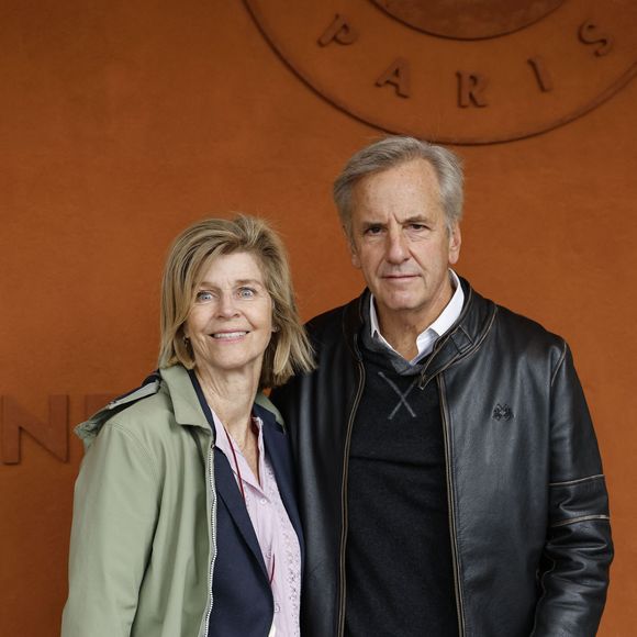 Bernard de la Villardière et sa femme Anne de Savignac lors des Internationaux de France de Tennis de Roland Garros 2025, à Paris, France, le 7 juin 2025. 

© Cyril Moreau / Bestimage