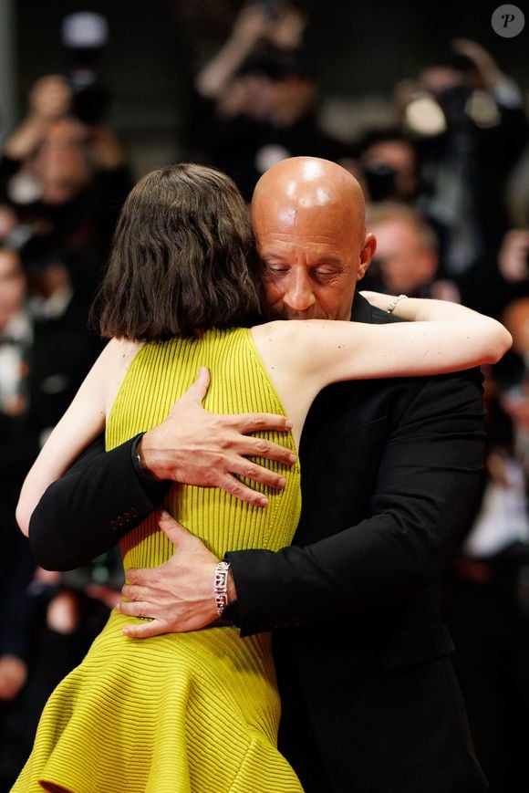 Avant de la prendre chaleureusement dans ses bras

Meadow Walker, Vin Diesel - Montée des marches du film " The Fast and the Furious " lors du 79ème Festival International du Film de Cannes, le 13 mai 2026. © Jacovides-Moreau / Bestimage