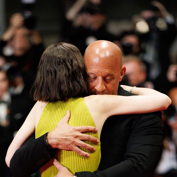 Avant de la prendre chaleureusement dans ses bras

Meadow Walker, Vin Diesel - Montée des marches du film " The Fast and the Furious " lors du 79ème Festival International du Film de Cannes, le 13 mai 2026. © Jacovides-Moreau / Bestimage