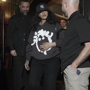 Paris, FRANCE Rihanna a été vue en train de quitter le restaurant Cesar après un dîner, faisant une sortie discrète alors qu'elle terminait sa soirée à Paris, portant un sweat à capuche graphique associé à un pantalon noir ample, une casquette des Yankees de New York, et des lunettes de soleil surdimensionnées.



Sur la photo : Rihanna
