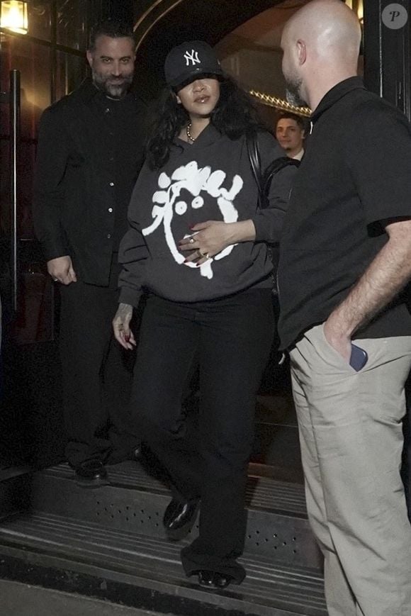 Paris, FRANCE Rihanna a été vue en train de quitter le restaurant Cesar après un dîner, faisant une sortie discrète alors qu'elle terminait sa soirée à Paris, portant un sweat à capuche graphique associé à un pantalon noir ample, une casquette des Yankees de New York, et des lunettes de soleil surdimensionnées.



Sur la photo : Rihanna