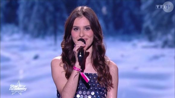 Depuis sa sortie, Jeanne enchaîne les apparitions publiques, notamment au concert de Sofiane Pamart à l’Opéra Garnier, marquant un nouveau tournant dans sa carrière.

Jeanne sur le plateau de la "Star Academy". TF1